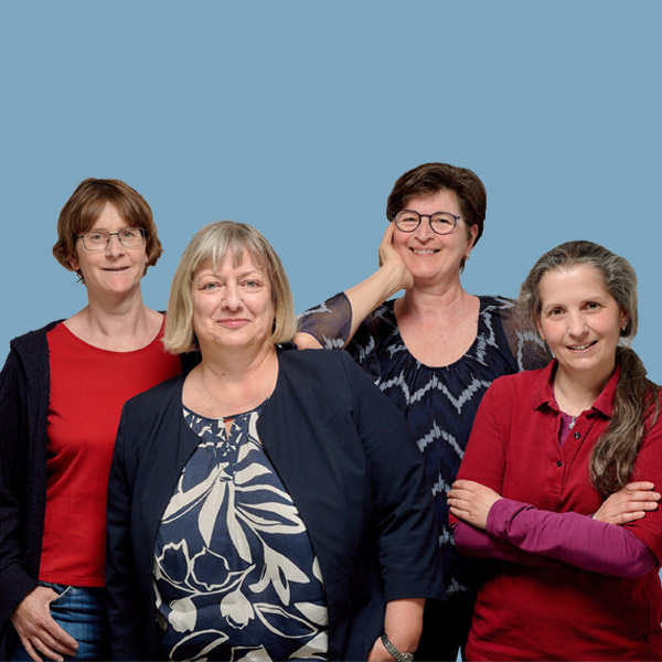 Evdiak Bild von vier Frauen neben und hintereinander stehend