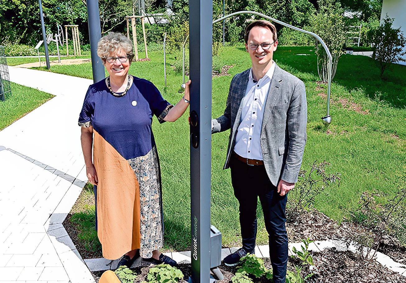 Evdiak Frau Kopp bei der Übergabe der Musiksäule Qwiek Melody