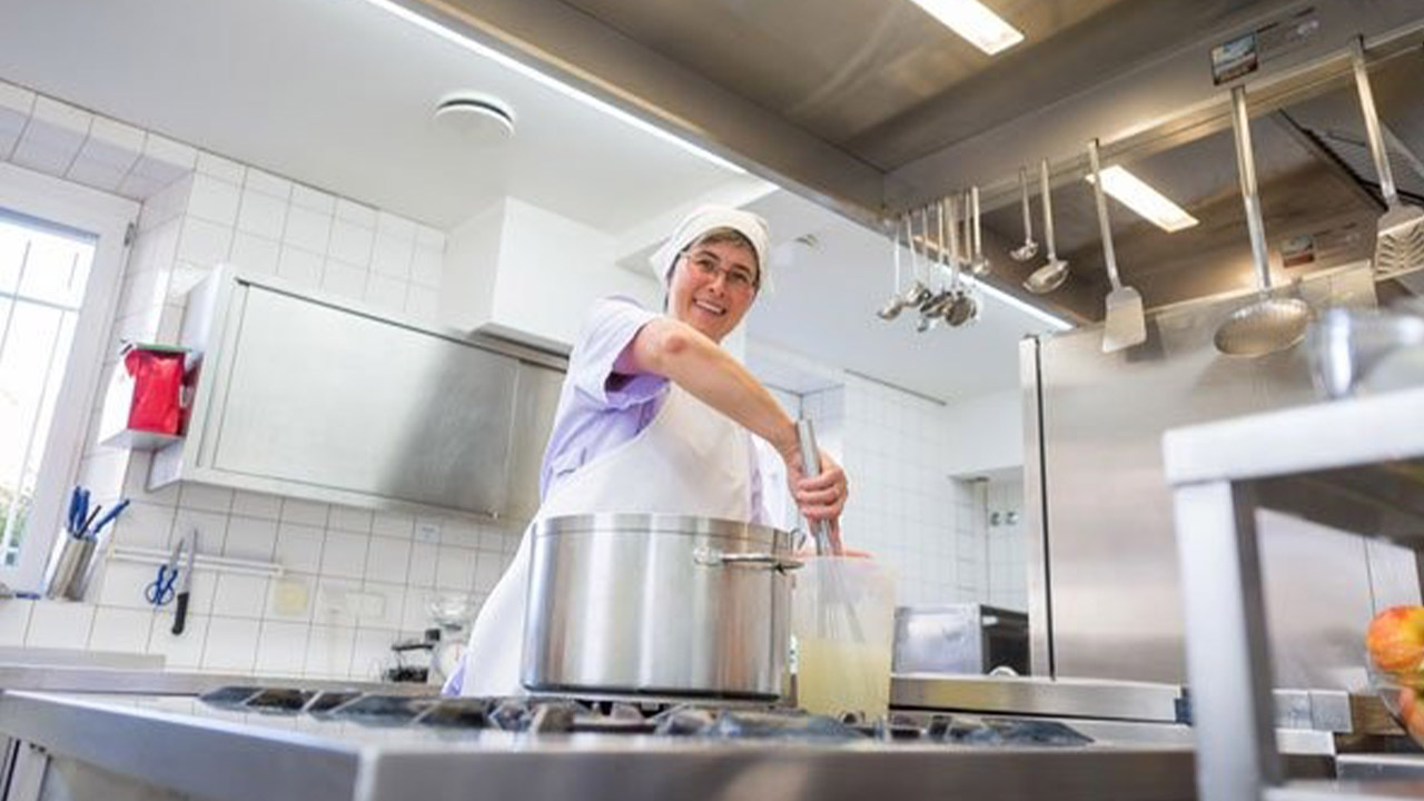 Evdiak Bild einer Frau in einer Industrieküche