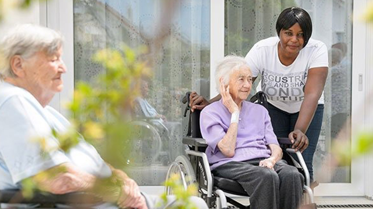 Evdiak Bild von drei Frauen auf einer Terasse