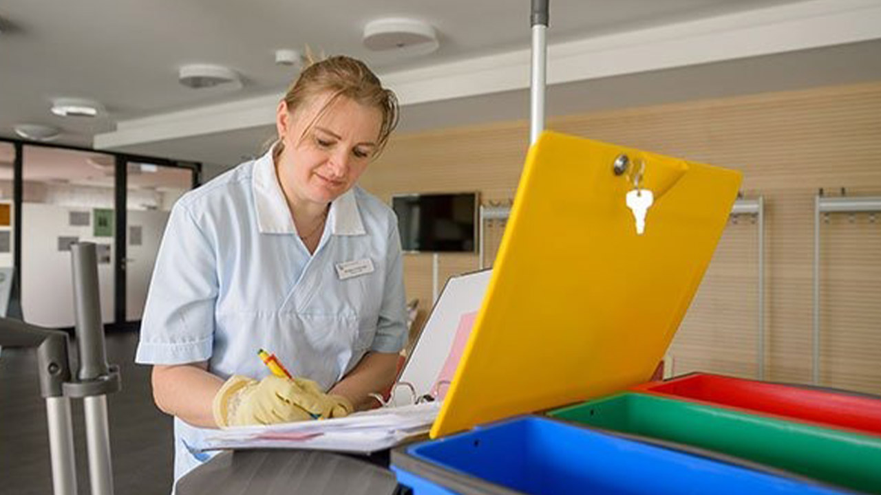 Evdiak Bild von einer Mitarbeiterin, die etwas notiert