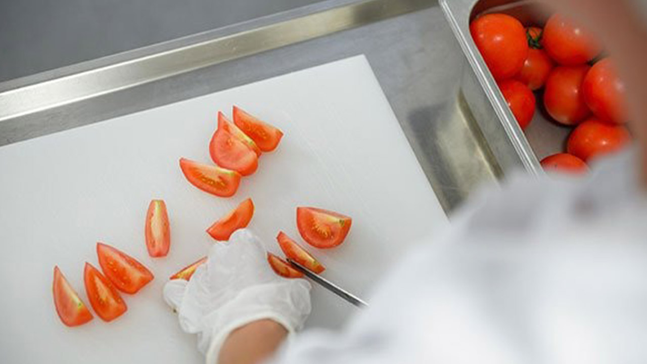 Evdiak Bild von Tomaten, die geschnitten werden