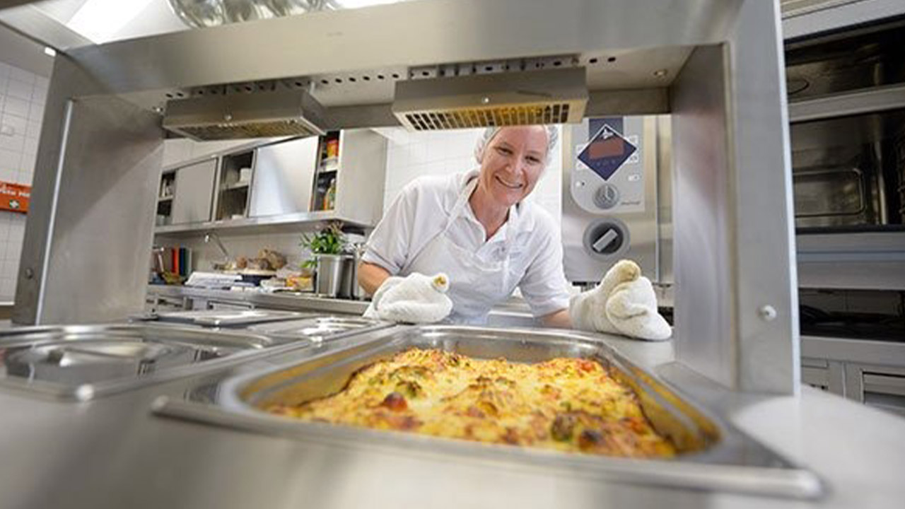 Evdiak Bild von einem Essen in einer Industrieküche