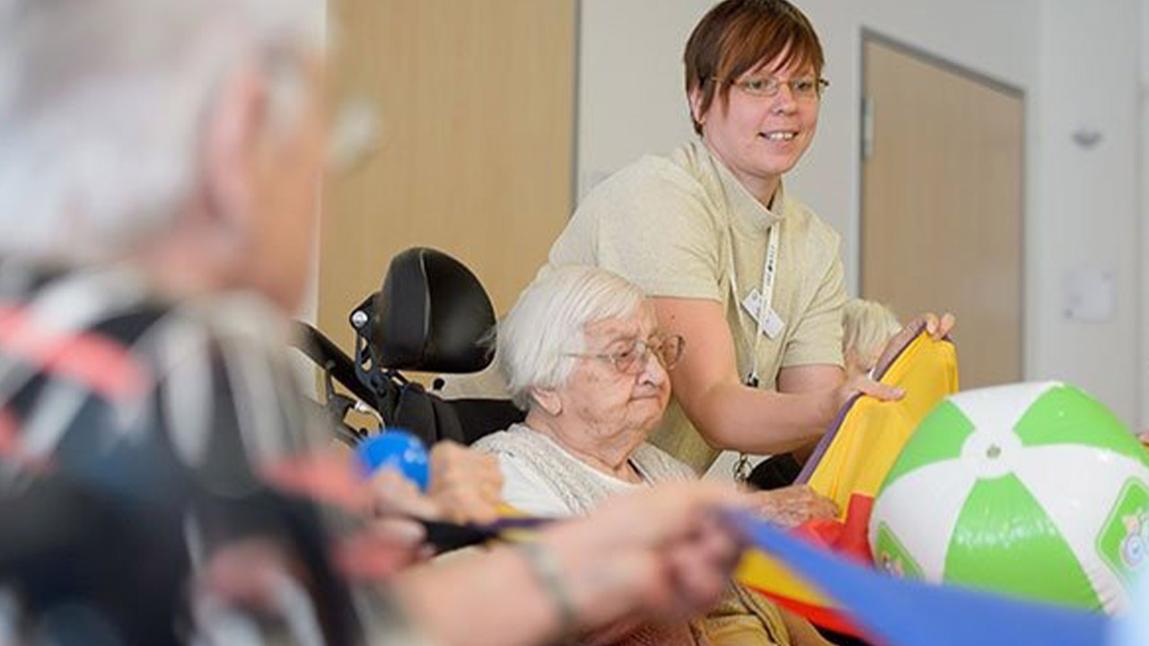 Evdiak Bild von Senioren mit einem Schwungtuch und einem Ball