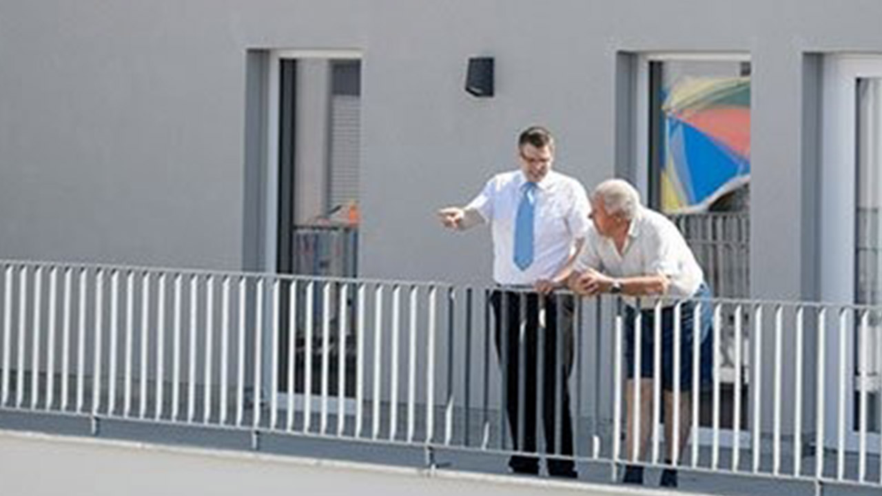 Evdiak Bilder von zwei Männern auf einem Balkon