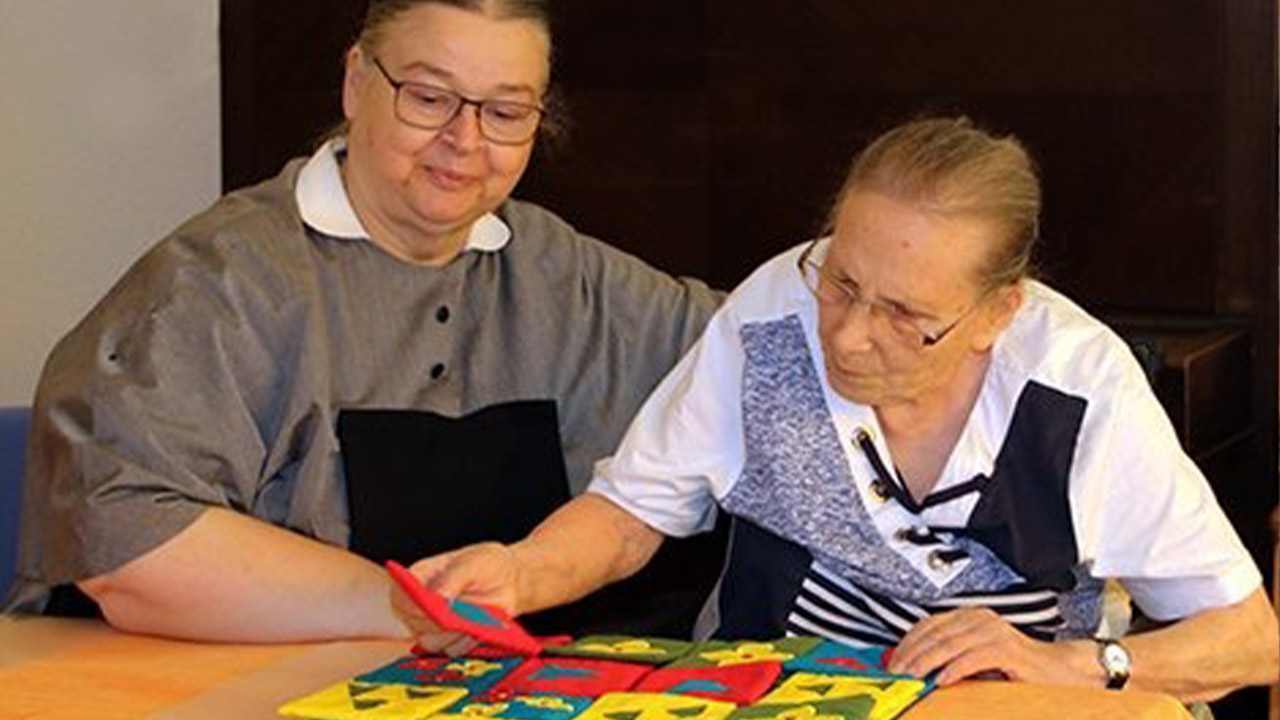Evdiak Bild von zwei Frauen, die ein Puzzle lösen