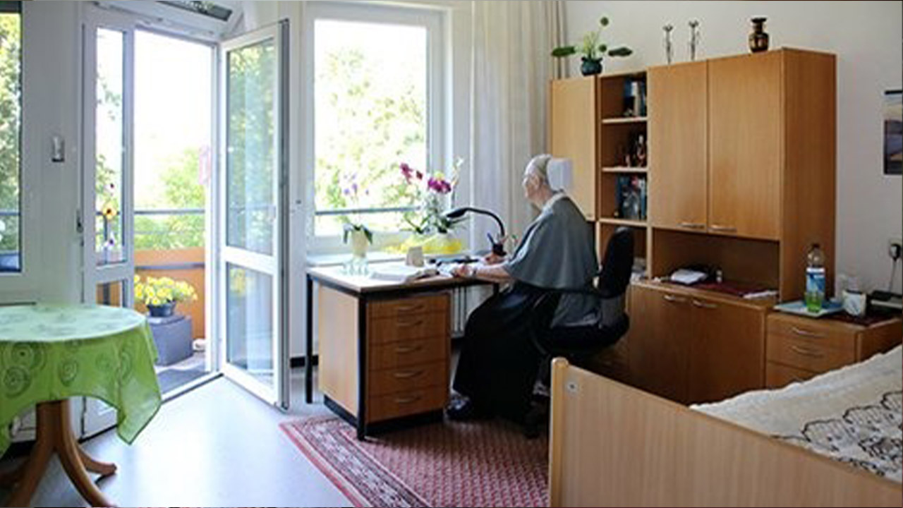 Evdiak Bild von einer Schwester an einem Schreibtisch