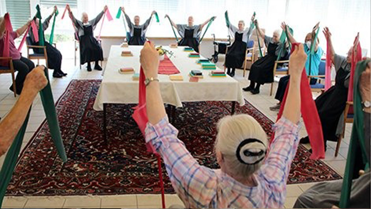 Evdiak Bild von einem Stuhlkreis, in dem alle Gymnastikübungen machen