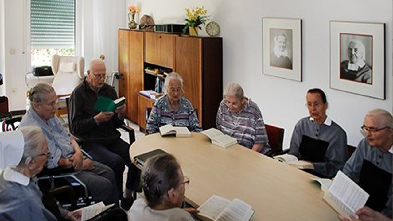 Evdiak Bild von Senioren an einem Tisch, alle haben die Bibel vor sich