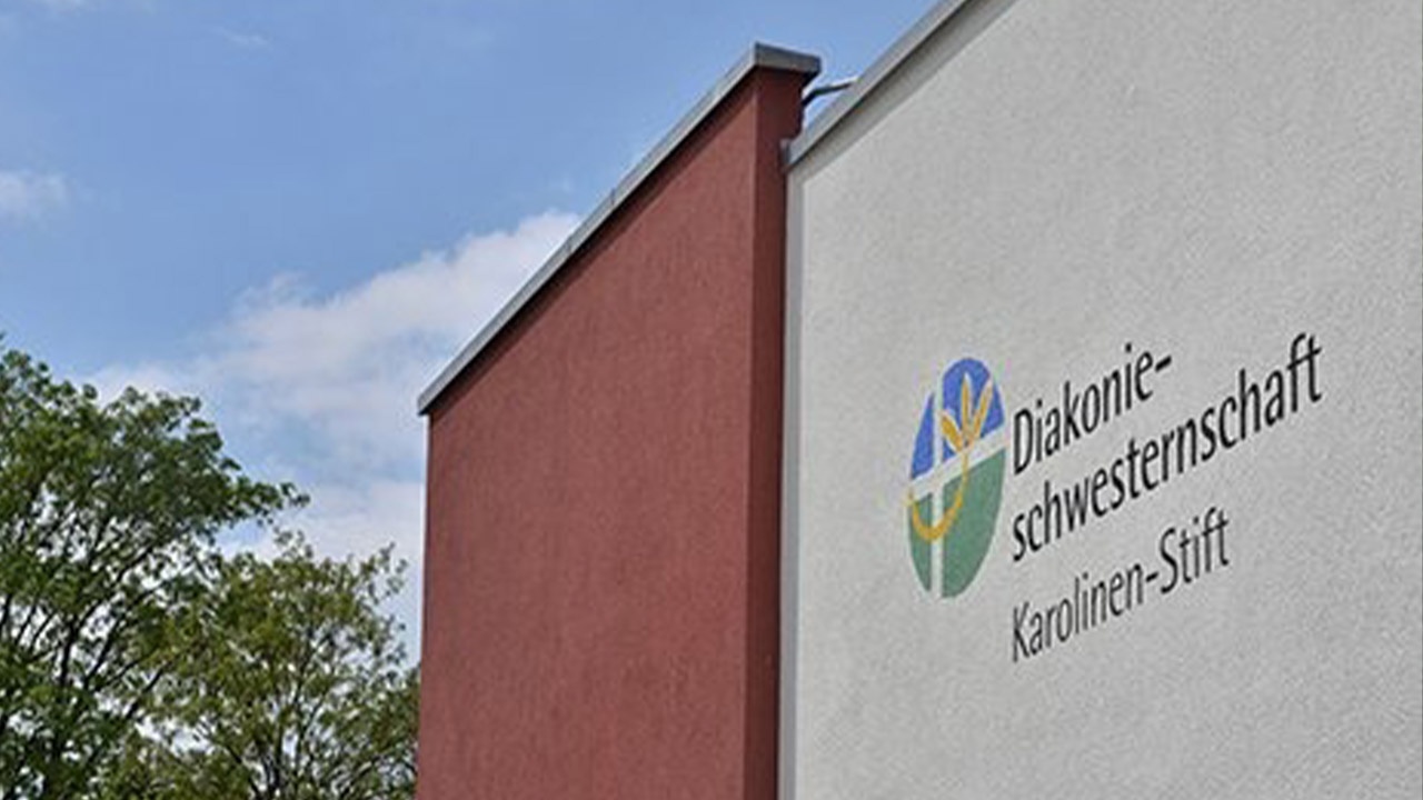 Evdiak Bild von der Einrichtung von außen, mit dem Diakonielogo