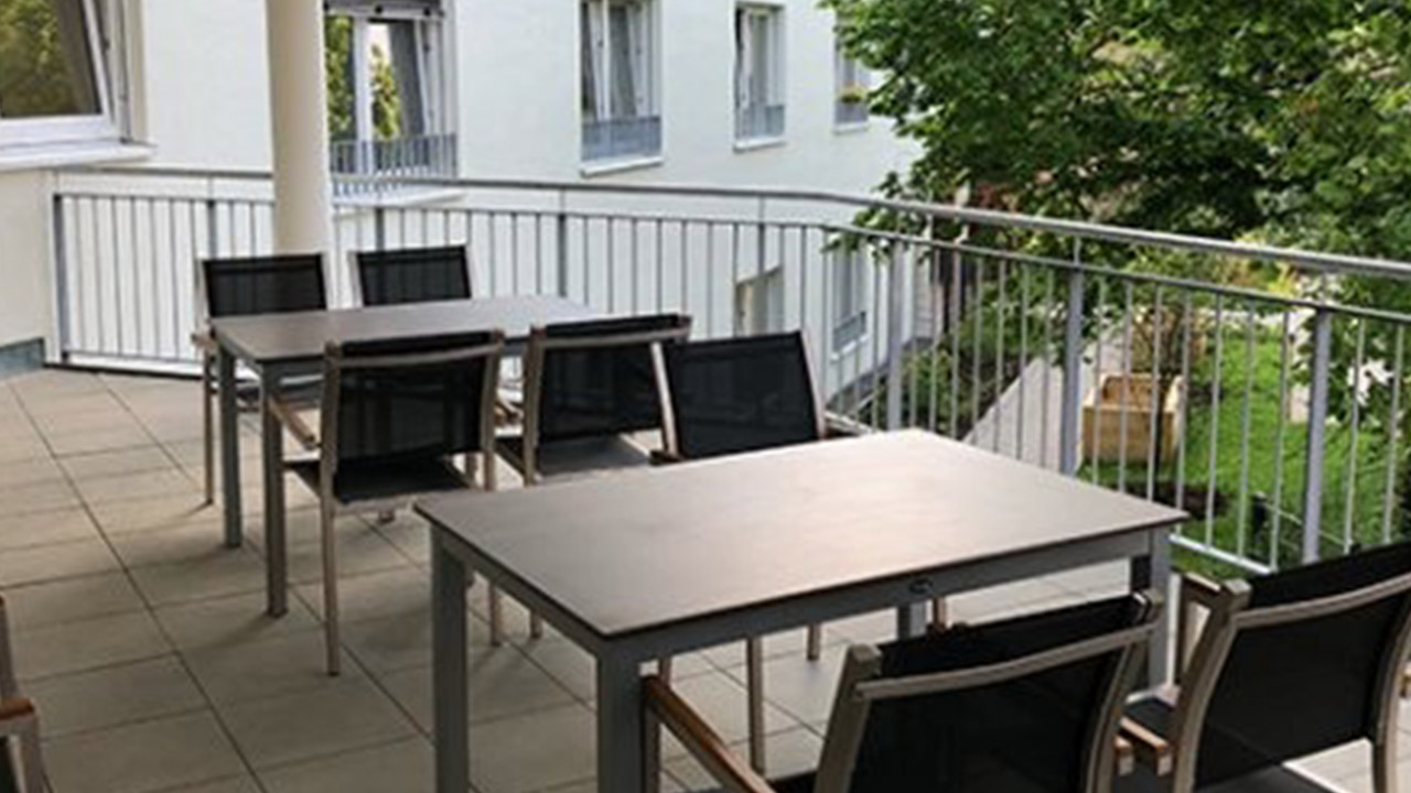Evdiak Bild von Tischen und Stühlen auf einem Balkon