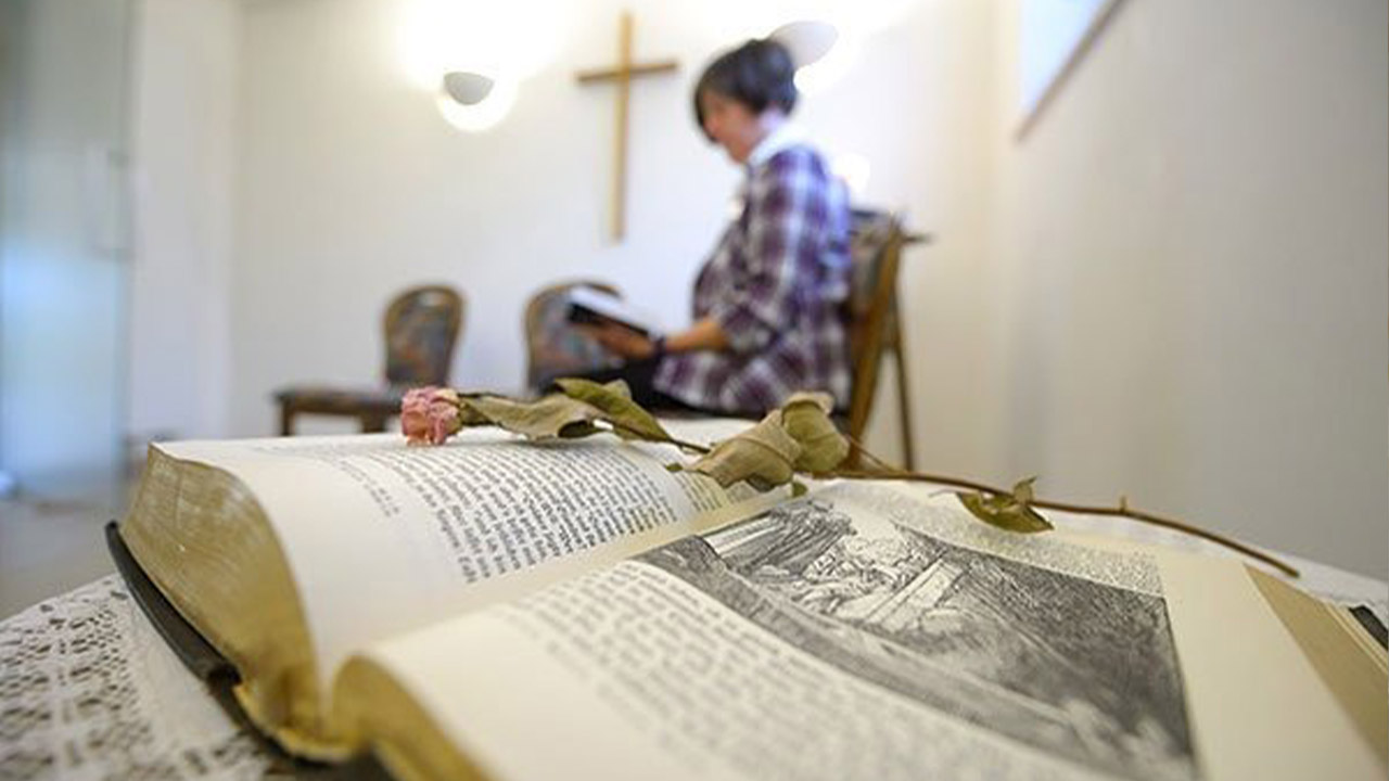 Evdiak Bilde einer Frau, die in einer Bibel liest