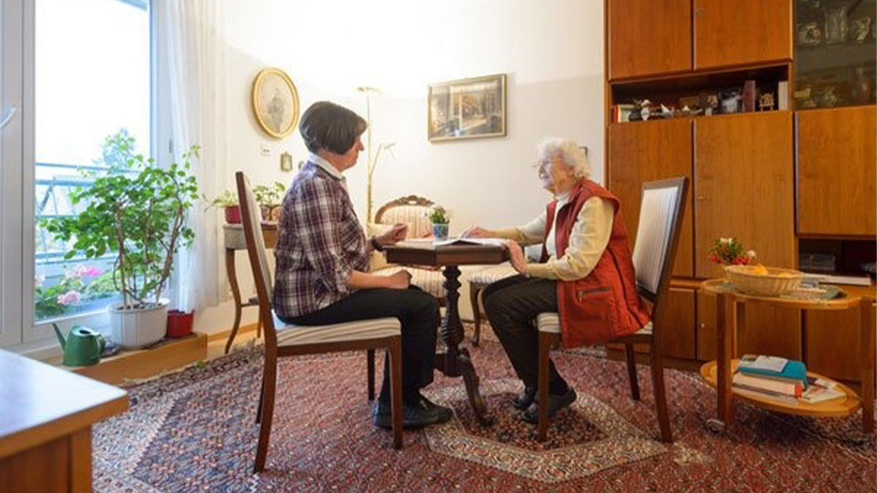 Evdiak Bild zweier Frauen an einem runden Tisch