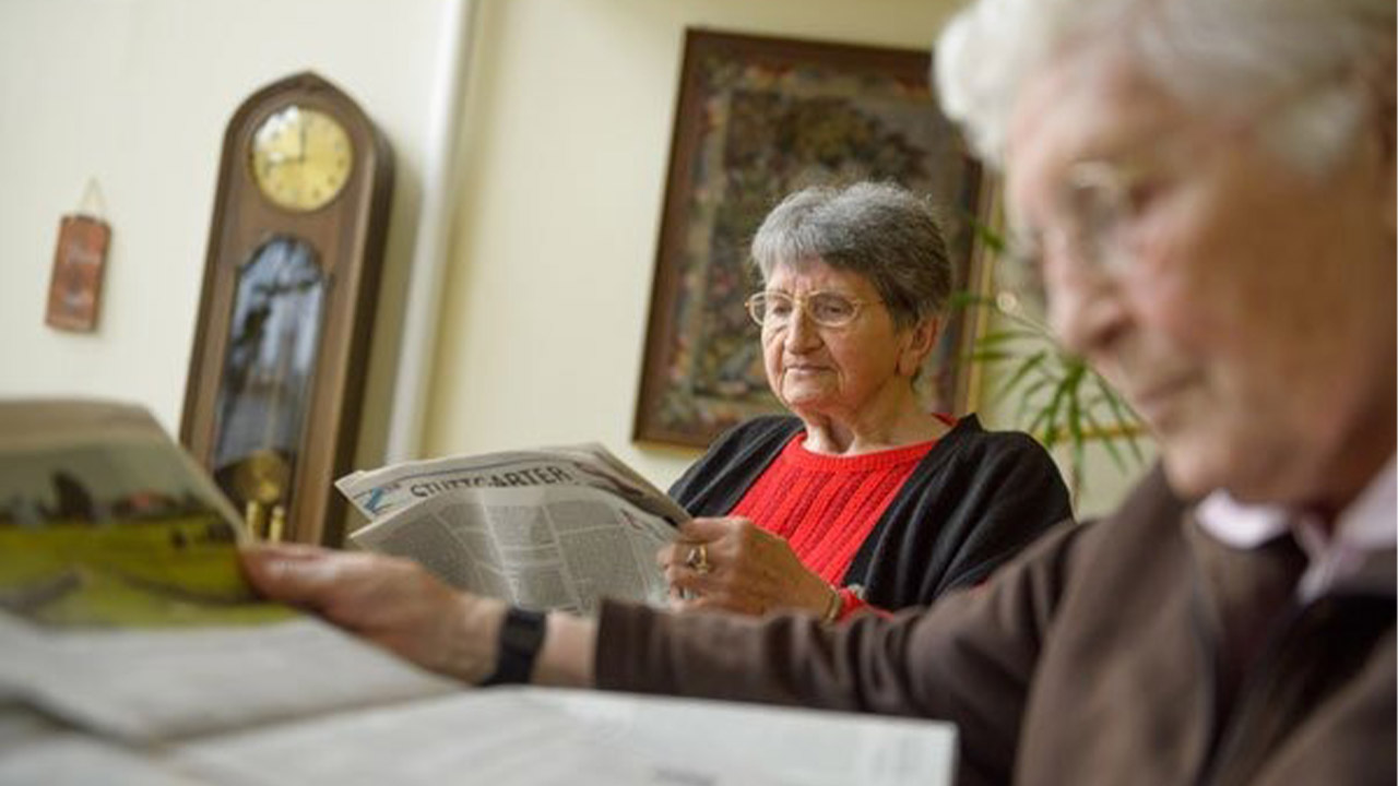 Evdiak Bild zweier Senioren, die Zeitung lesen