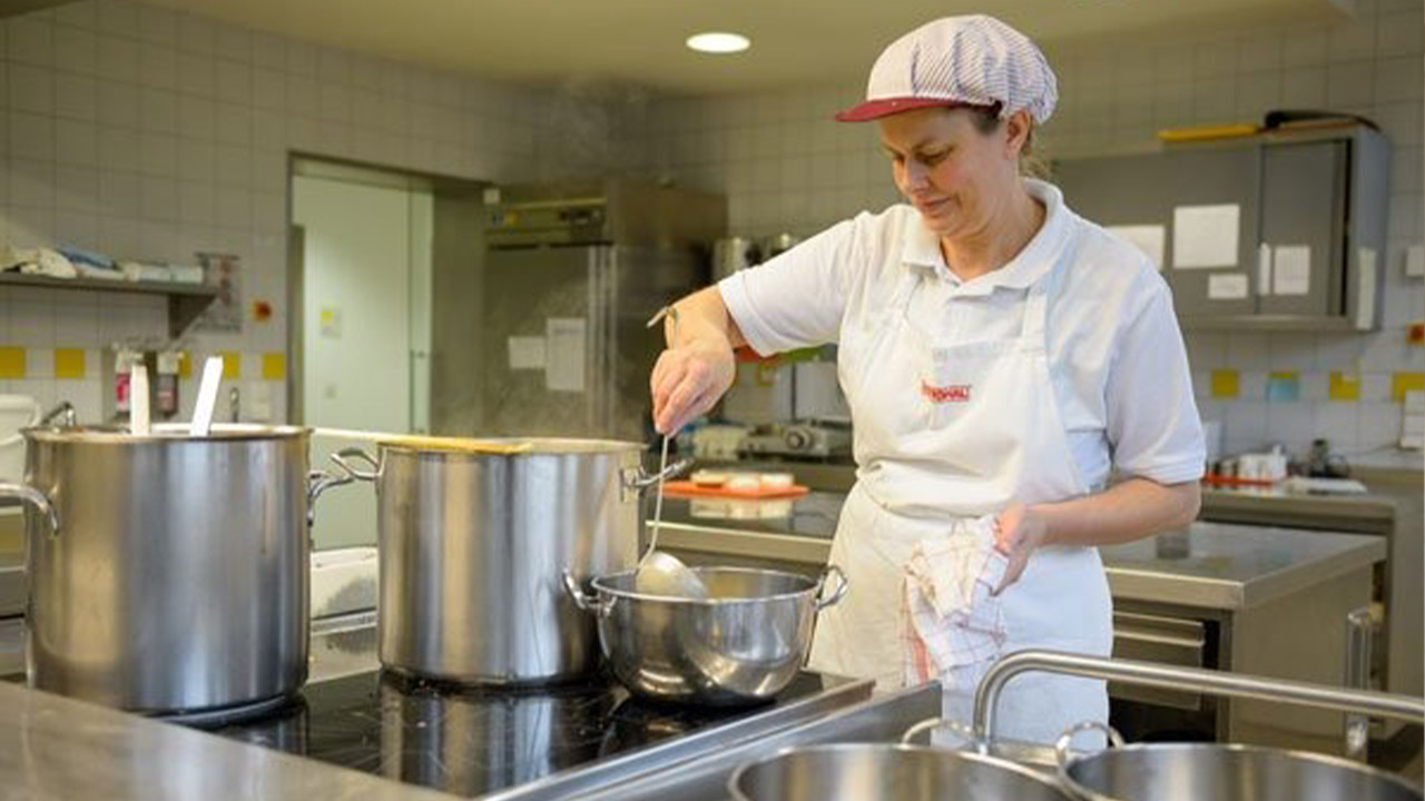 Evdiak Bild einer Frau in einer Industrieküche