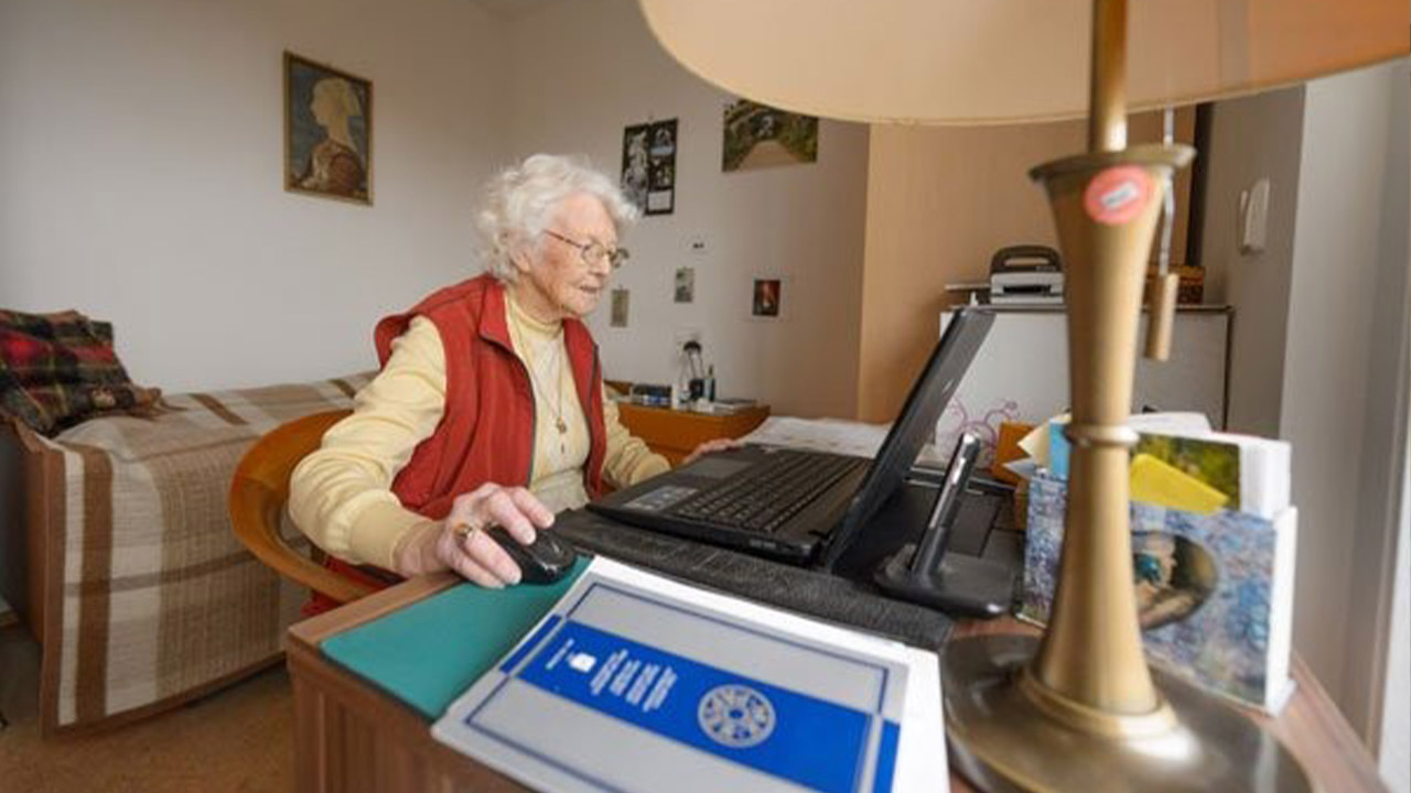 Evdiak Bild einer Seniorin vor einem Laptop