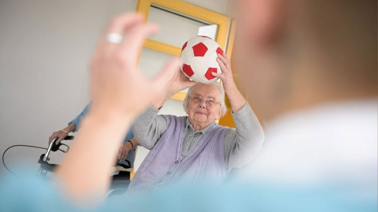 Evdiak Bild einer Seniorin, die einen Ball wirft