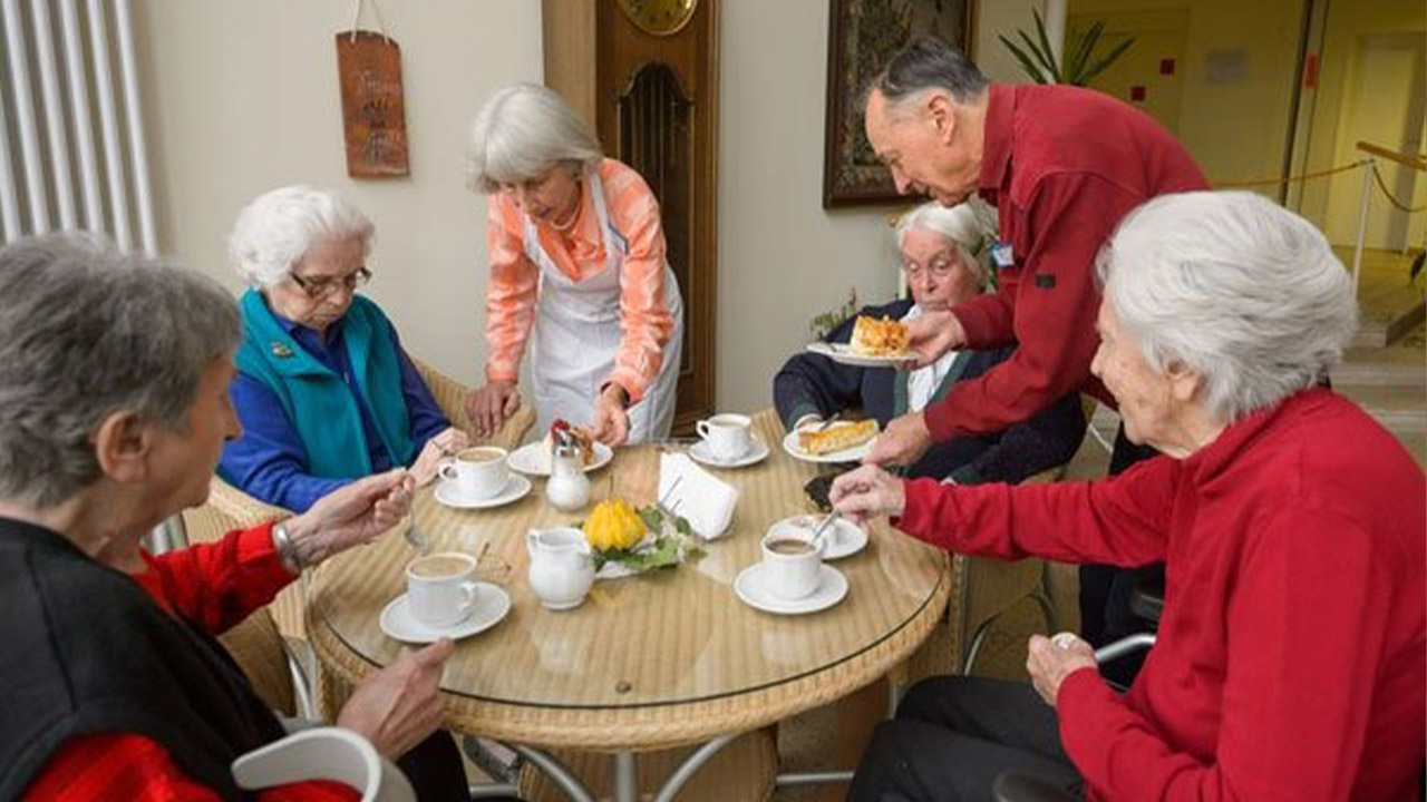 Evdiak Bild einer Gruppe Senioren bei Kaffee und Kuchen