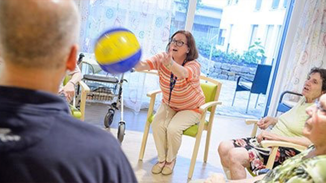 Evdiak Bild von einer Frau, die im sitzen einen Ball wirft