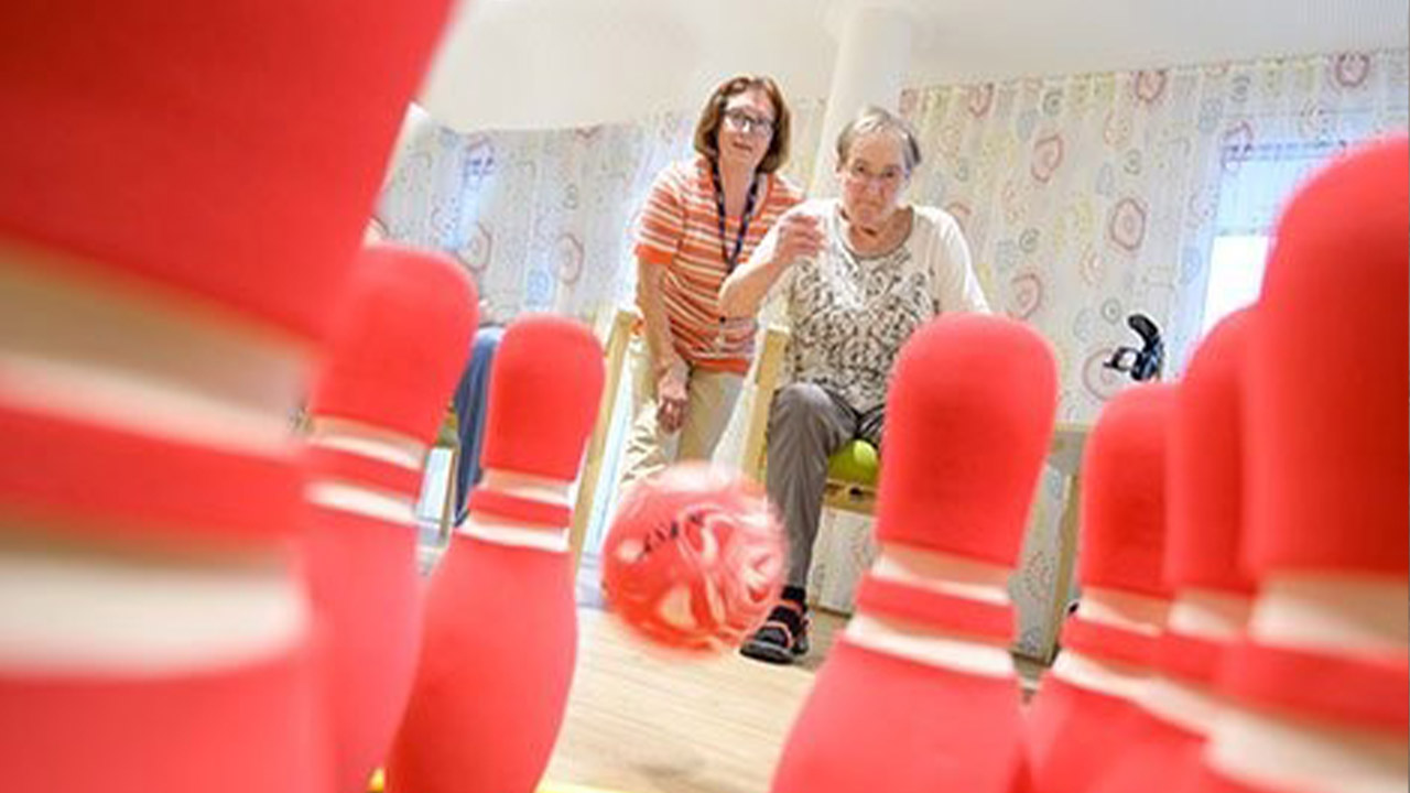 Evdiak Bild zweier Frauen beim kegeln