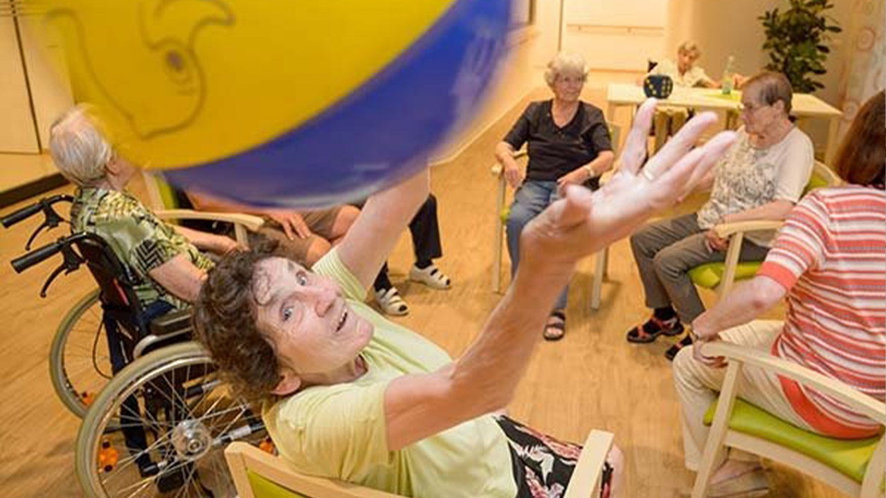 Evdiak Bild von einer Seniorin, die einen Ball hoch wirft