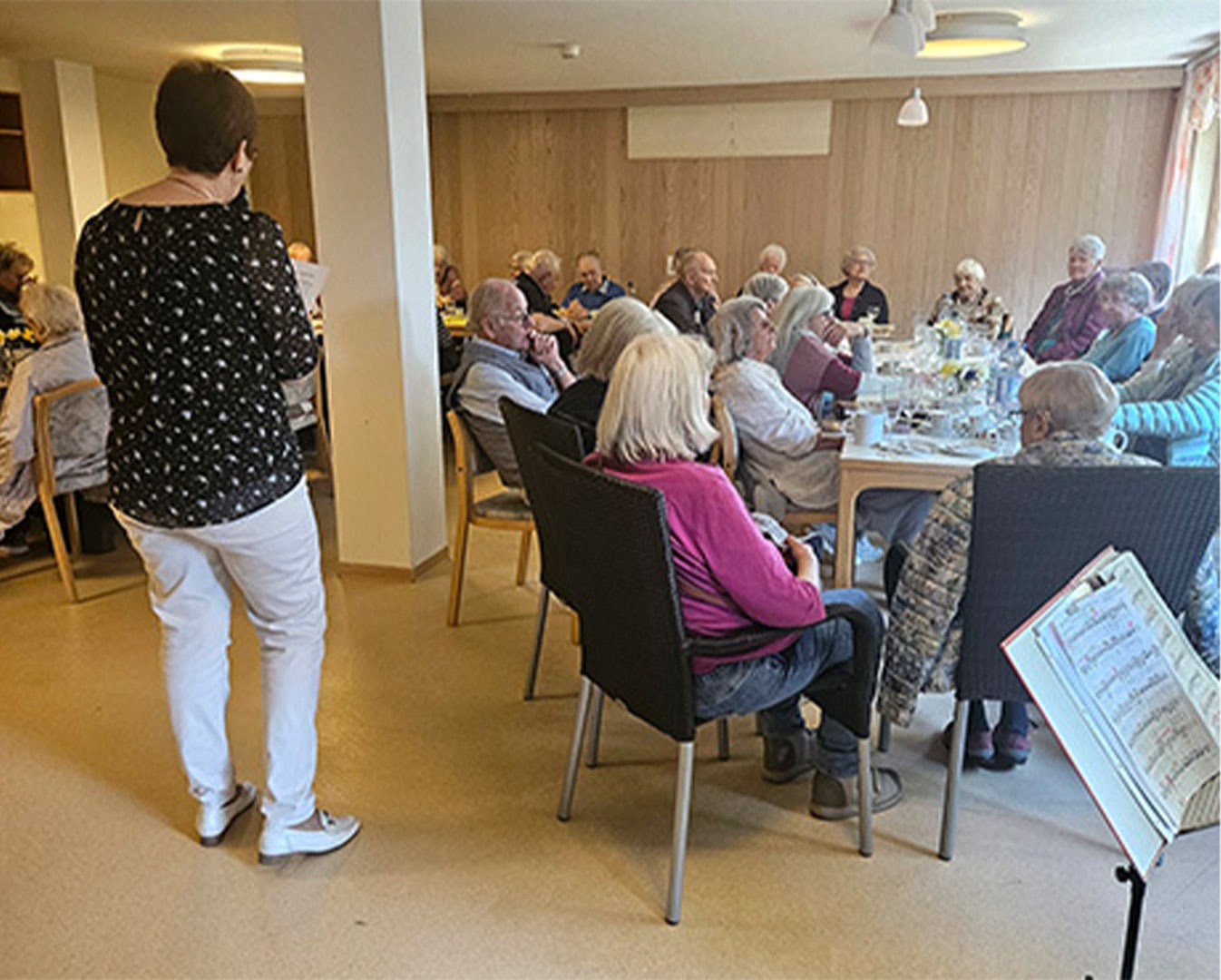 Evdiak Bild von einem Saal, Senioren sitzen an Tischen