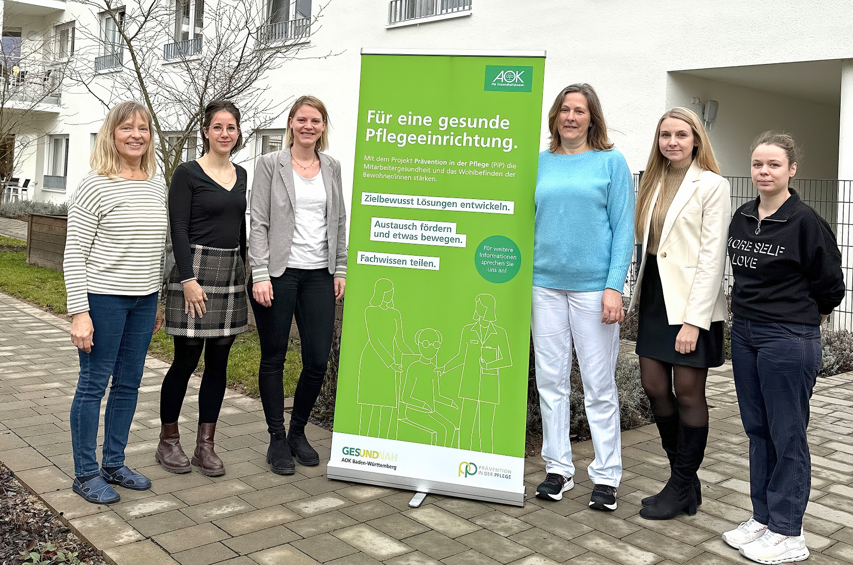 Evdiak die Teilnehmerinnen des Programms stehen versammelt in einem Gruppenbild