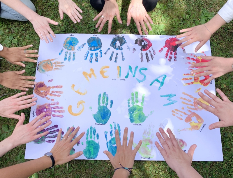 Evdiak Hände bilden ein farbiges Kunstwerk auf Papier