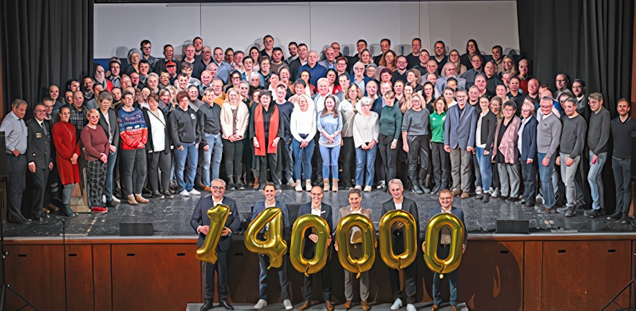 Evdiak Rottenburg 09.12.2024 Gruppenbild der Spendenuebergabe Veranstaltung von Gesamt 140 000,- € des Spendenadvent 2024 der Volksbank in der Region in der Festhalle Rottenburg FOTO: Markus Ulmer