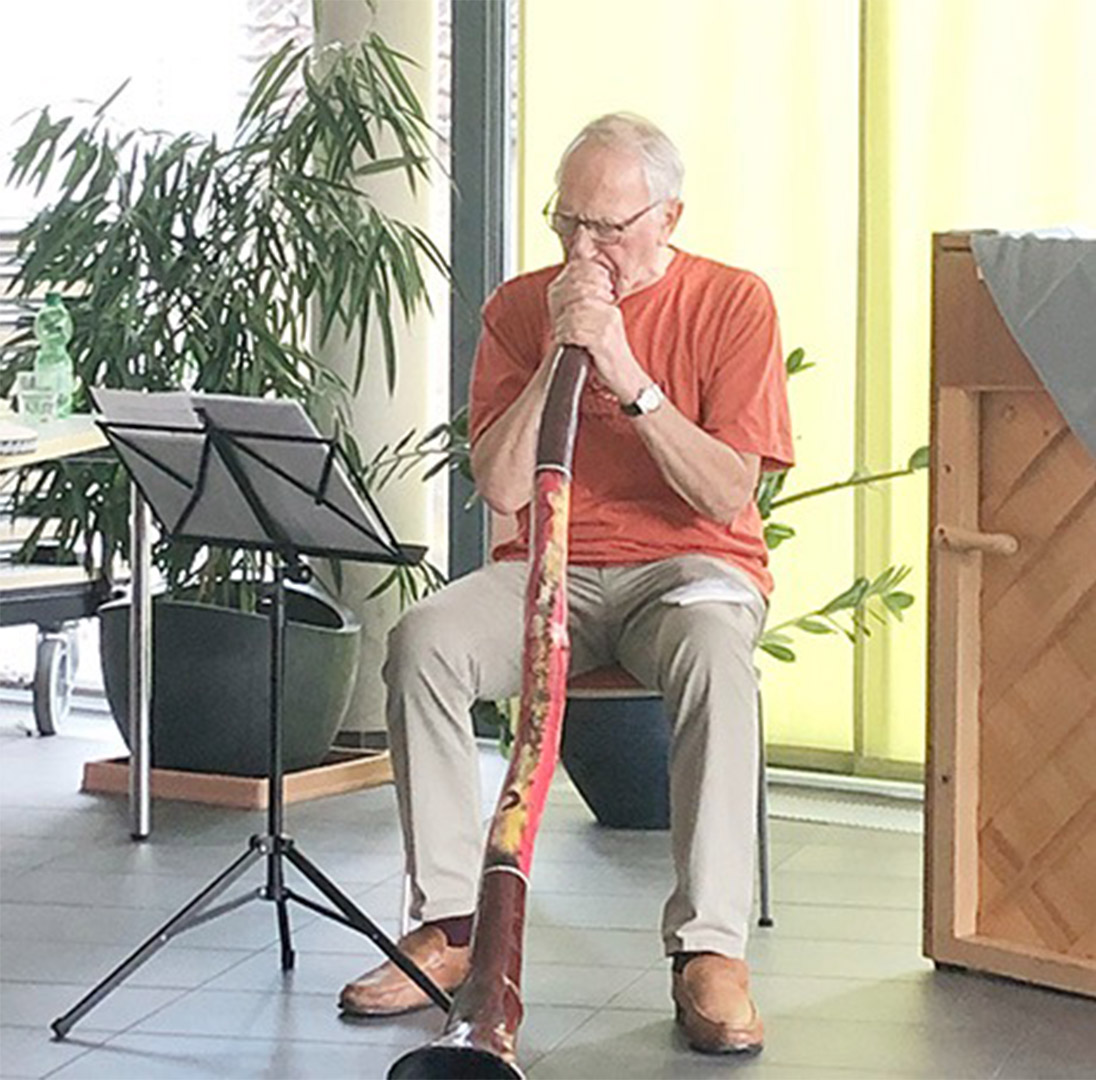 Evdiak Bild von einem Mann, der Didgeridoo spielt