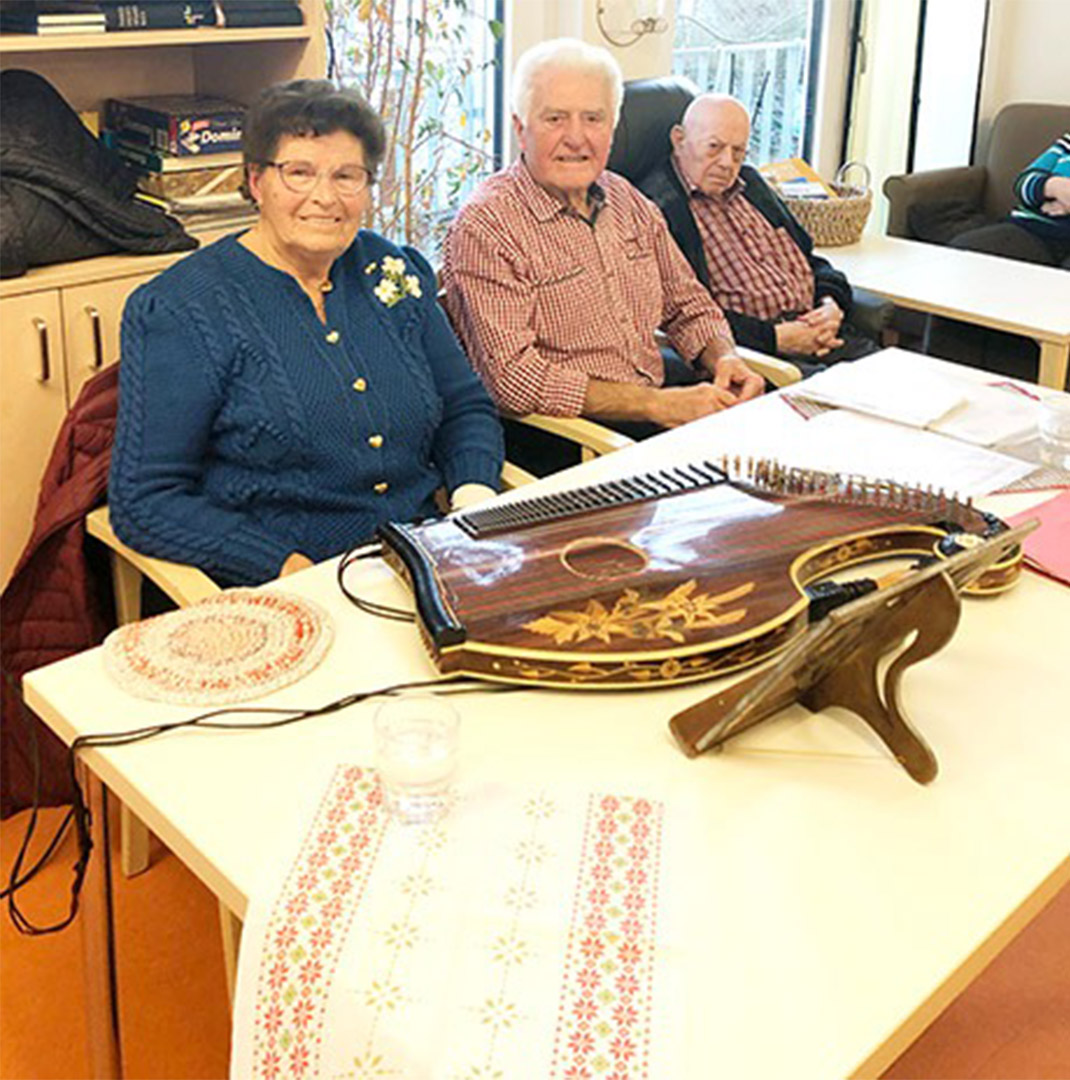 Evdiak Bild von drei Personen an einem Tisch