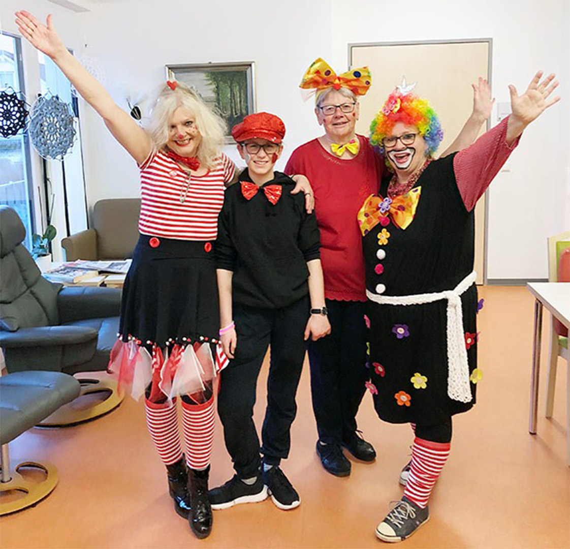 Evdiak Bild von vier Personen in Fasnet Kostümen