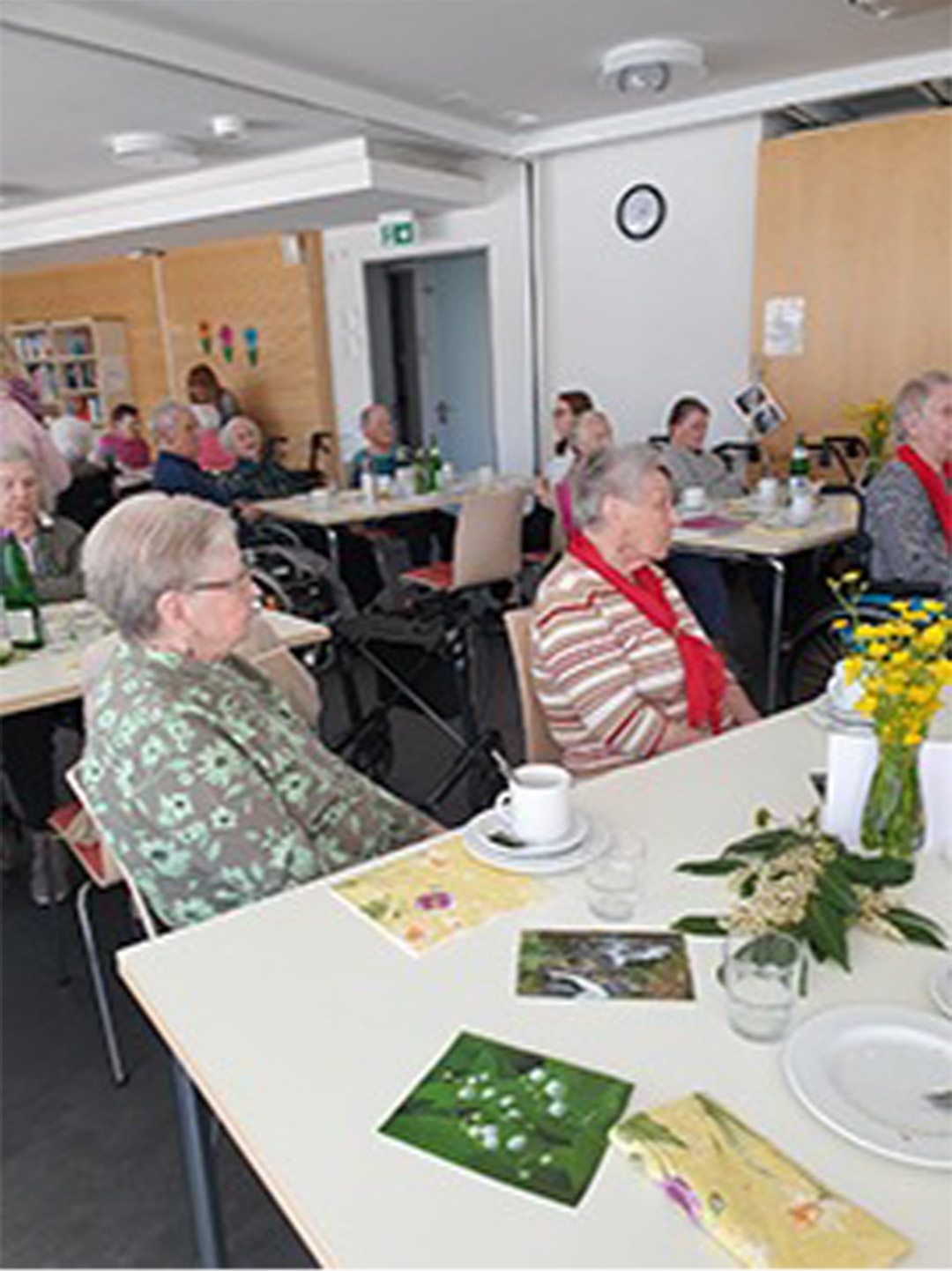 Evdiak Bild von Senioren an Tischen sitzend