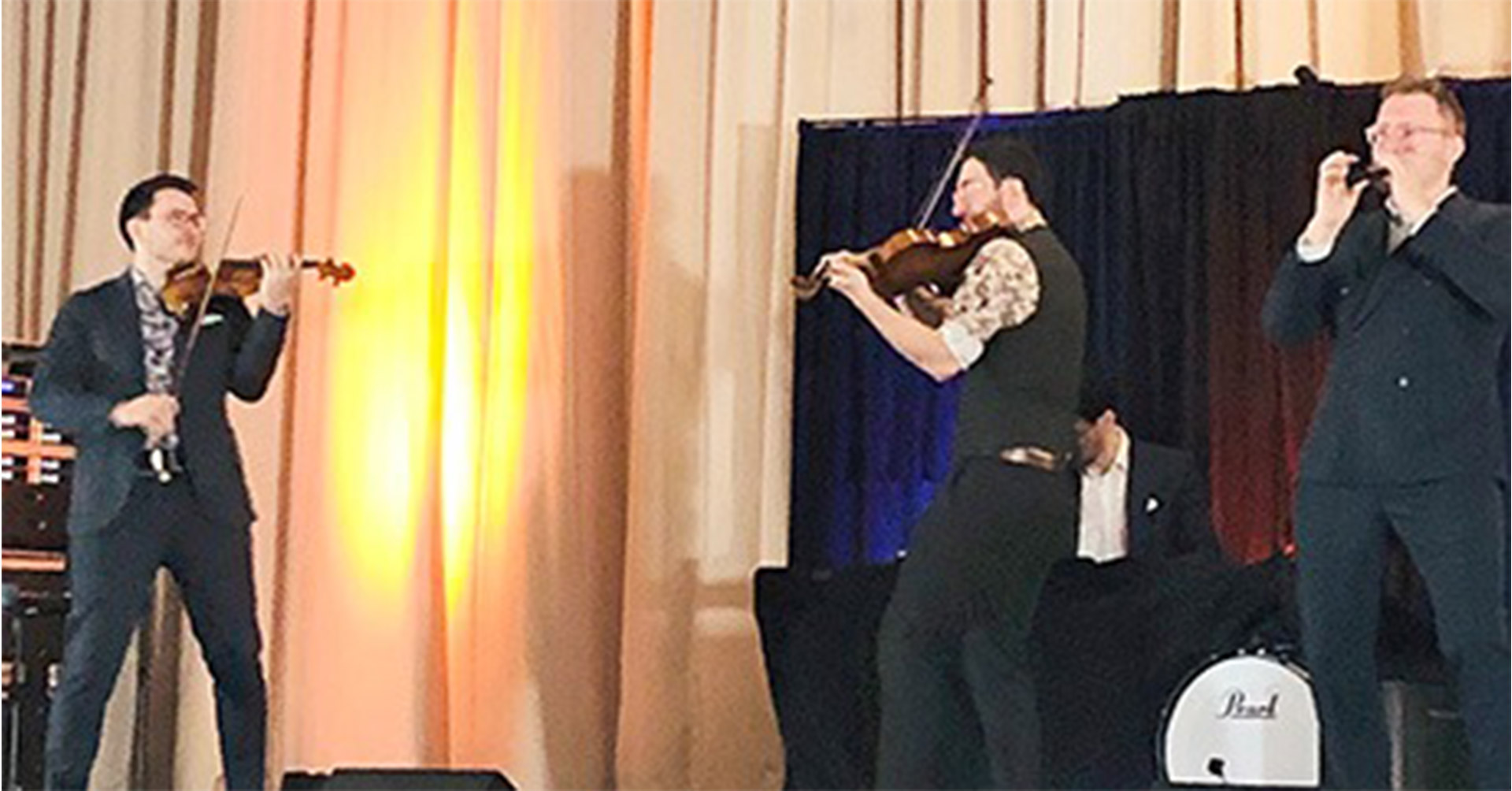 Evdiak Bild von vier musizierenden Männern, auf einer Bühne