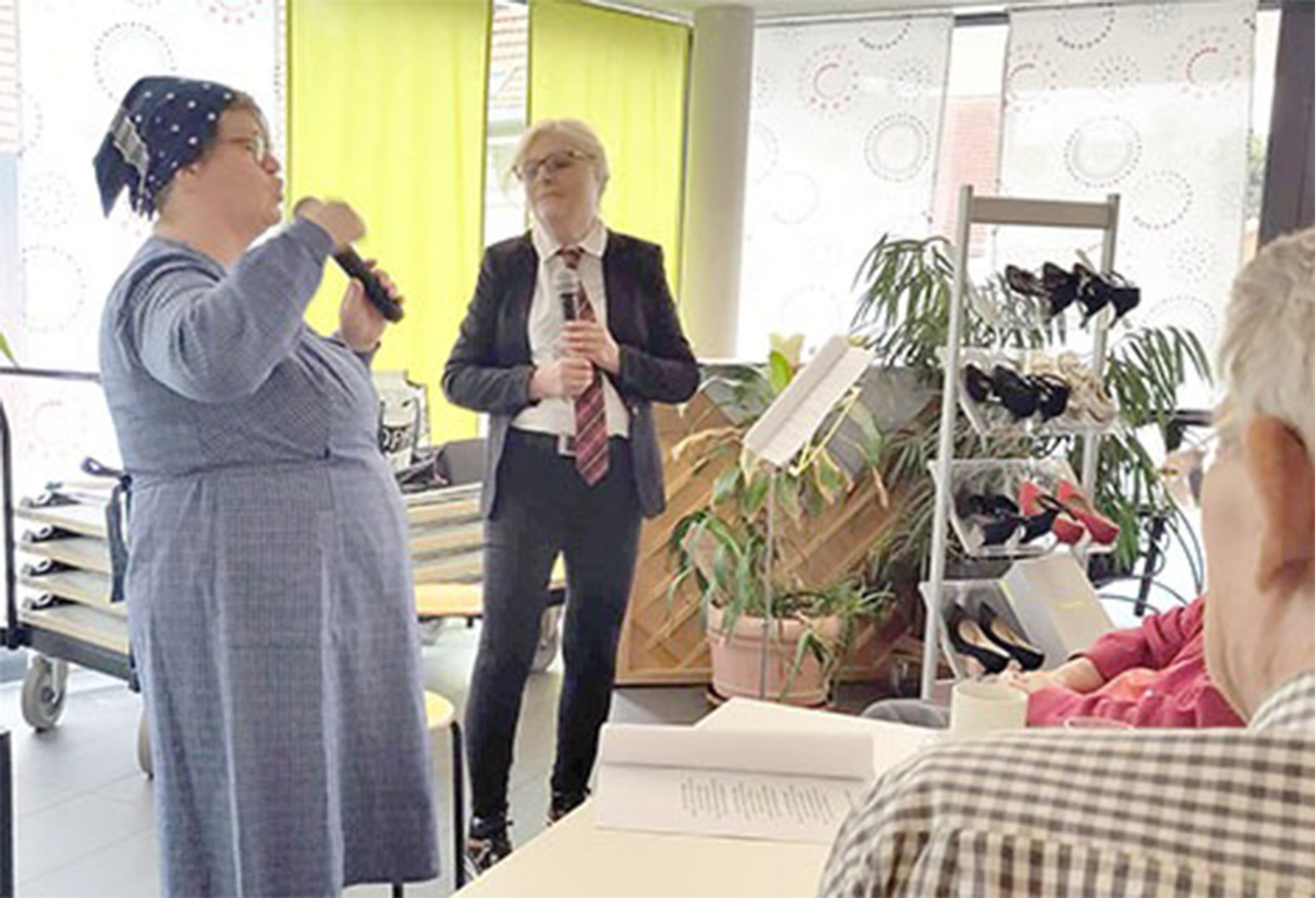 Evdiak Bild von zwei Personen, beide haben ein Mikrophon in der Hand