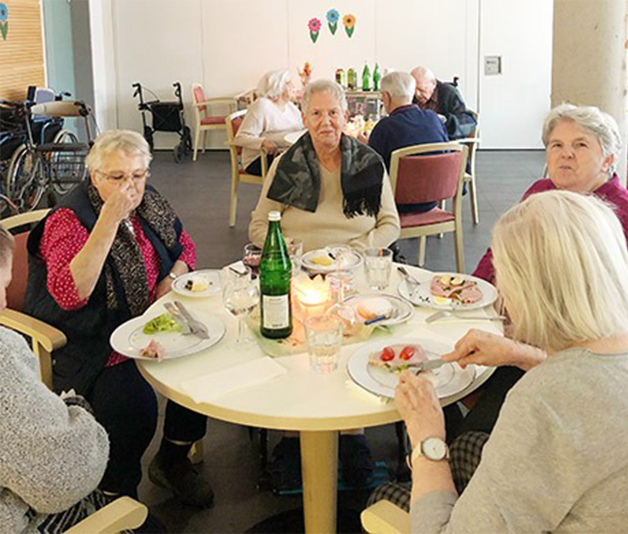 Evdiak Bild von Senioren an einem runden Tisch