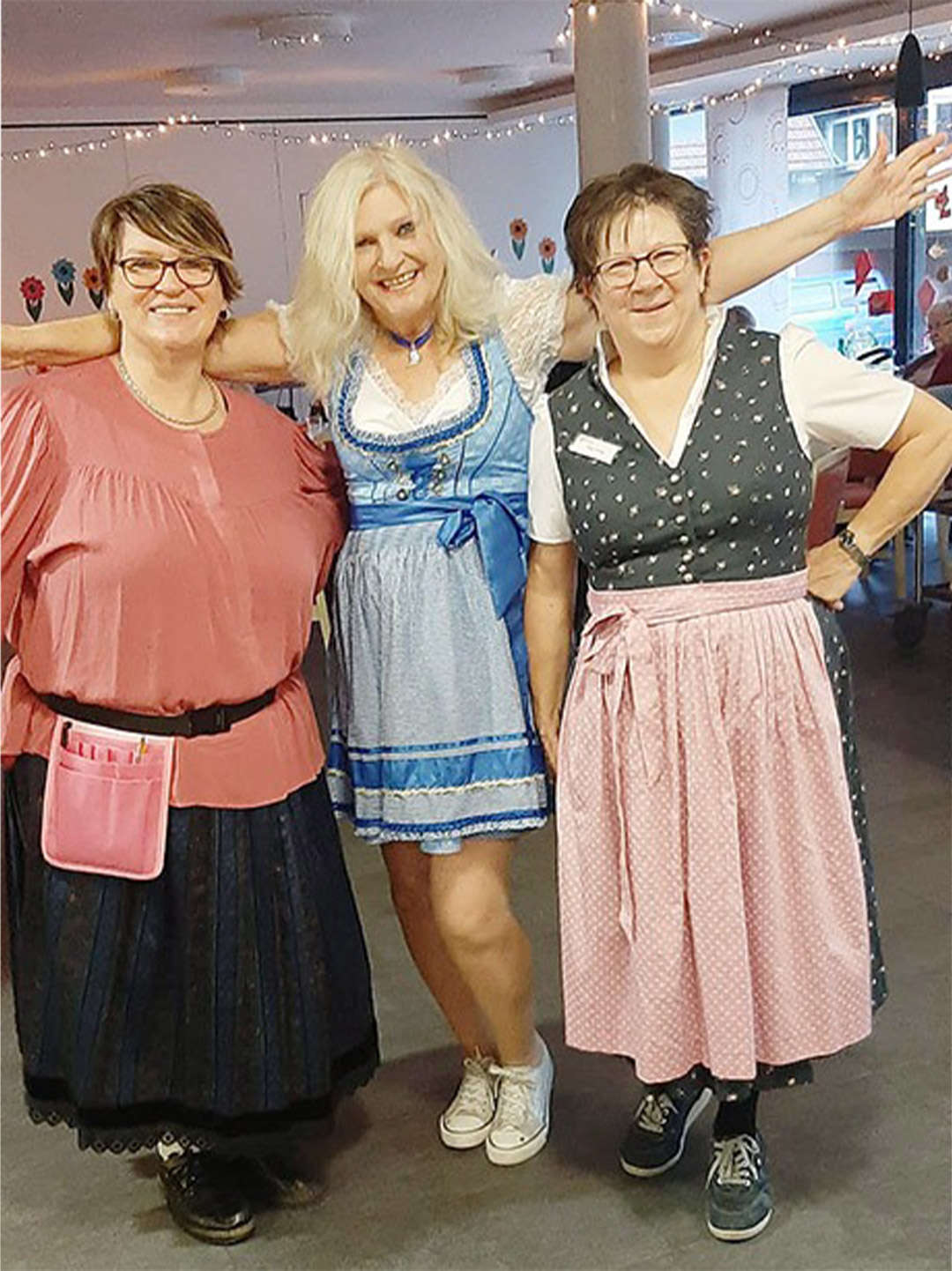 Evdiak Bild von drei Frauen in Trachten