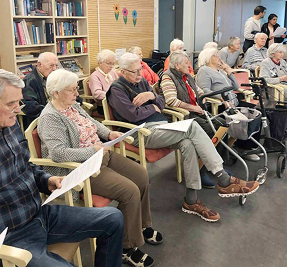Evdiak Bild von Senioren, die singen