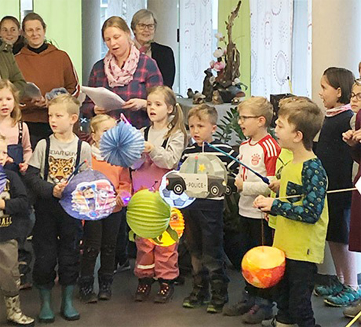 Evdiak Bild von Kindern mit Laternen, die im GFS singen