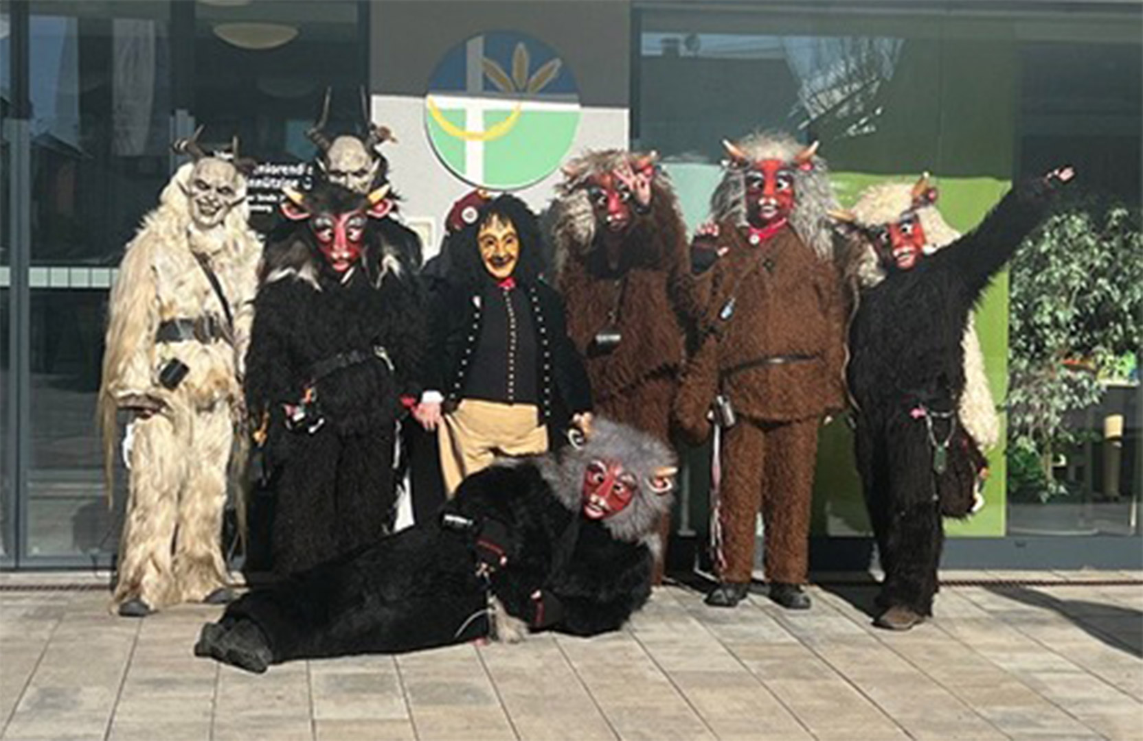 Evdiak Bild von einer Menschengruppe in Fasnetskostümen