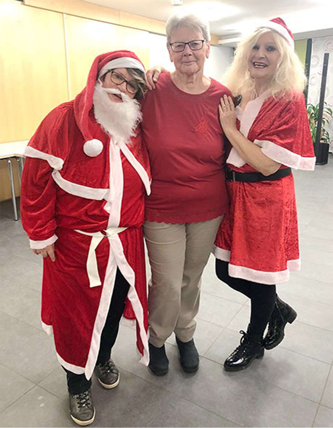 Evdiak Bild von drei Frauen, zwei davon in Nikolauskostümen