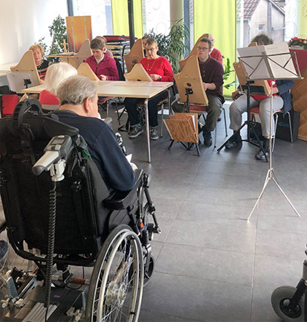 Evdiak Bild von Personen, die auf der Veeh Harfe spielen