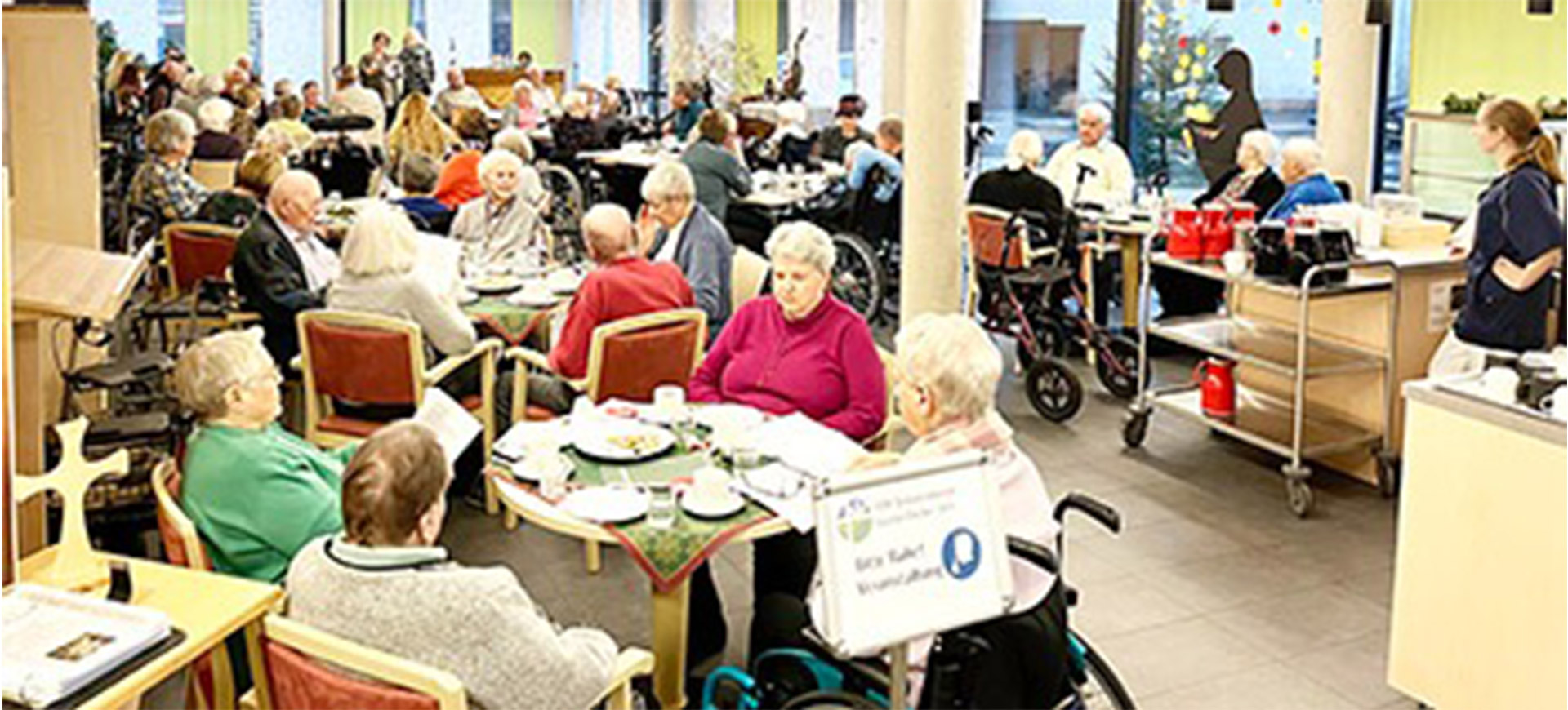 Evdiak Bild Senioren an Tischgruppen