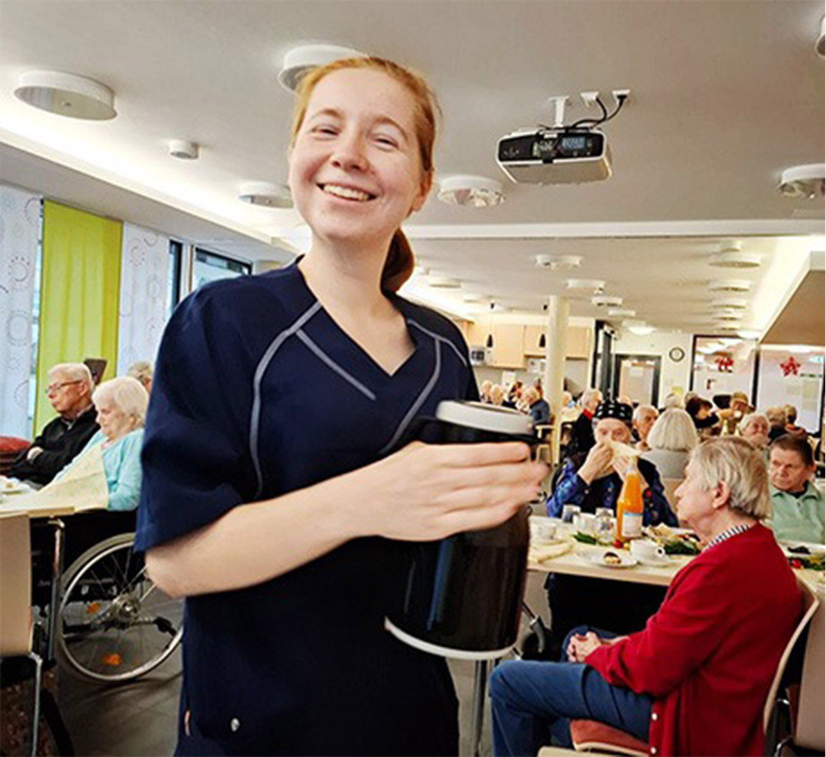 Evdiak Bild von einer Mitarbeiterin mit Kaffeekanne in der Hand
