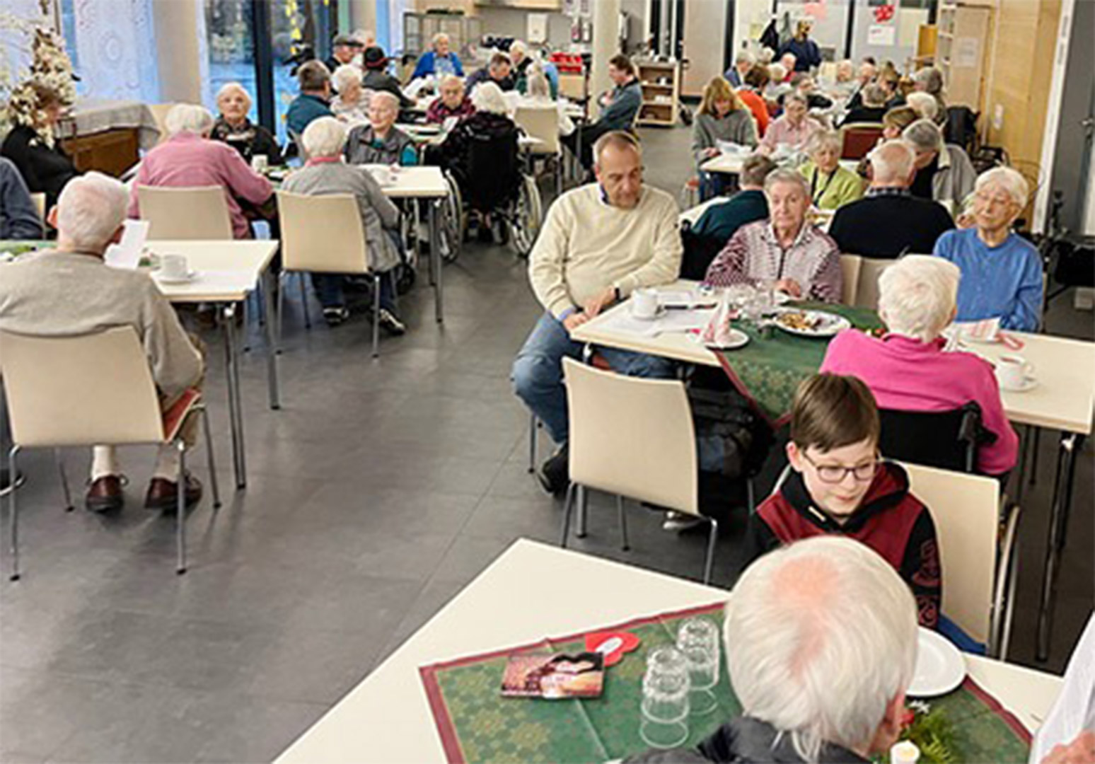 Evdiak Bild von Senioren an Tischen