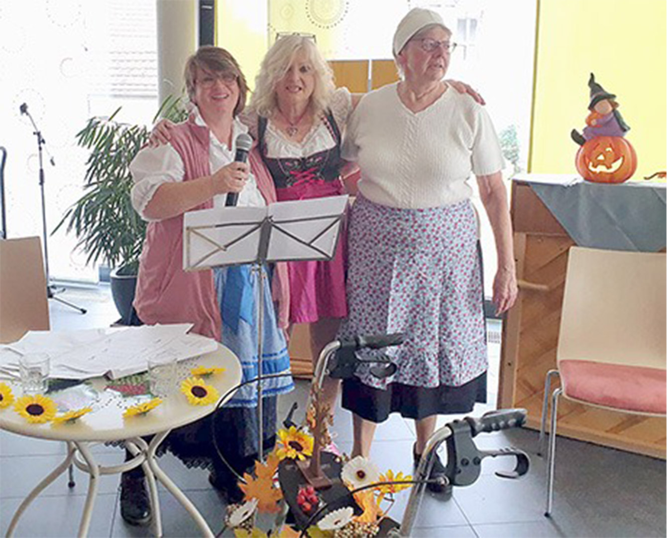 Evdiak Bild von drei Frauen in Trachten, die singen