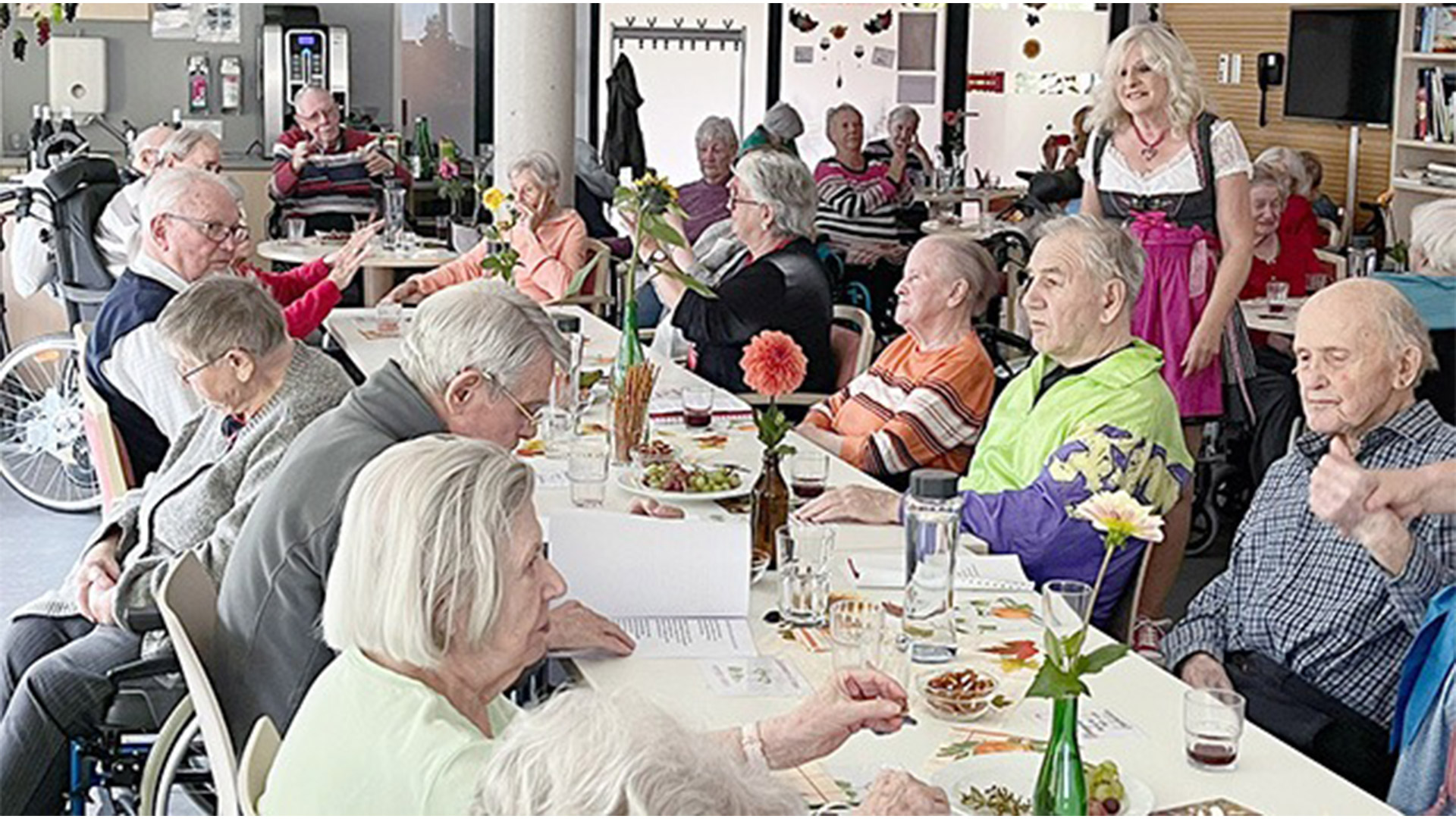 Evdiak Bild von Senioren, die an gedeckten Tischen sitzen