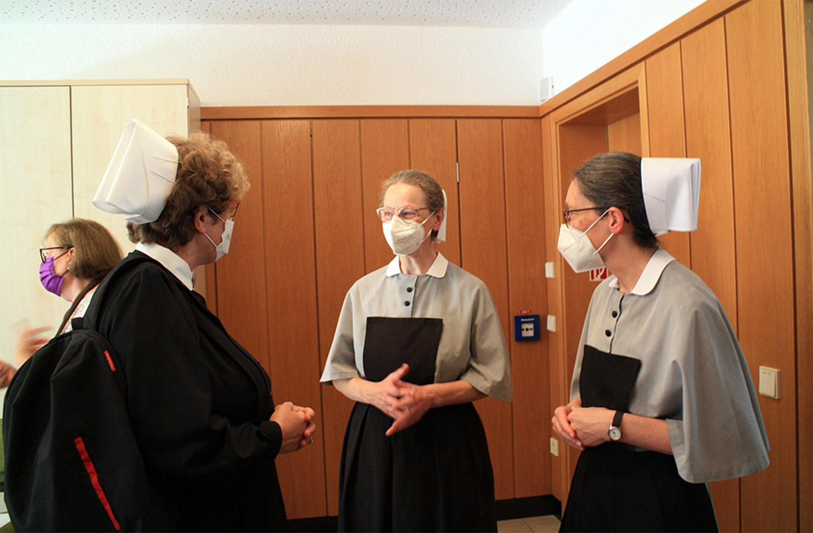 Evdiak Bild von drei Schwestern, die sich unterhalten