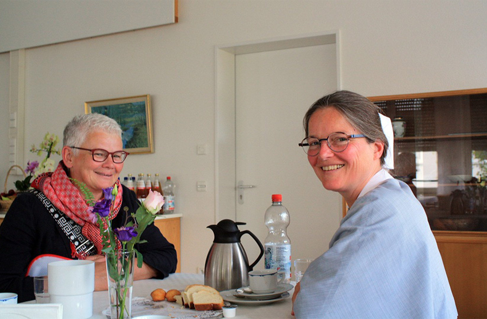 Evdiak Bild von zwei Frauen an einem runden Tisch mit Tee