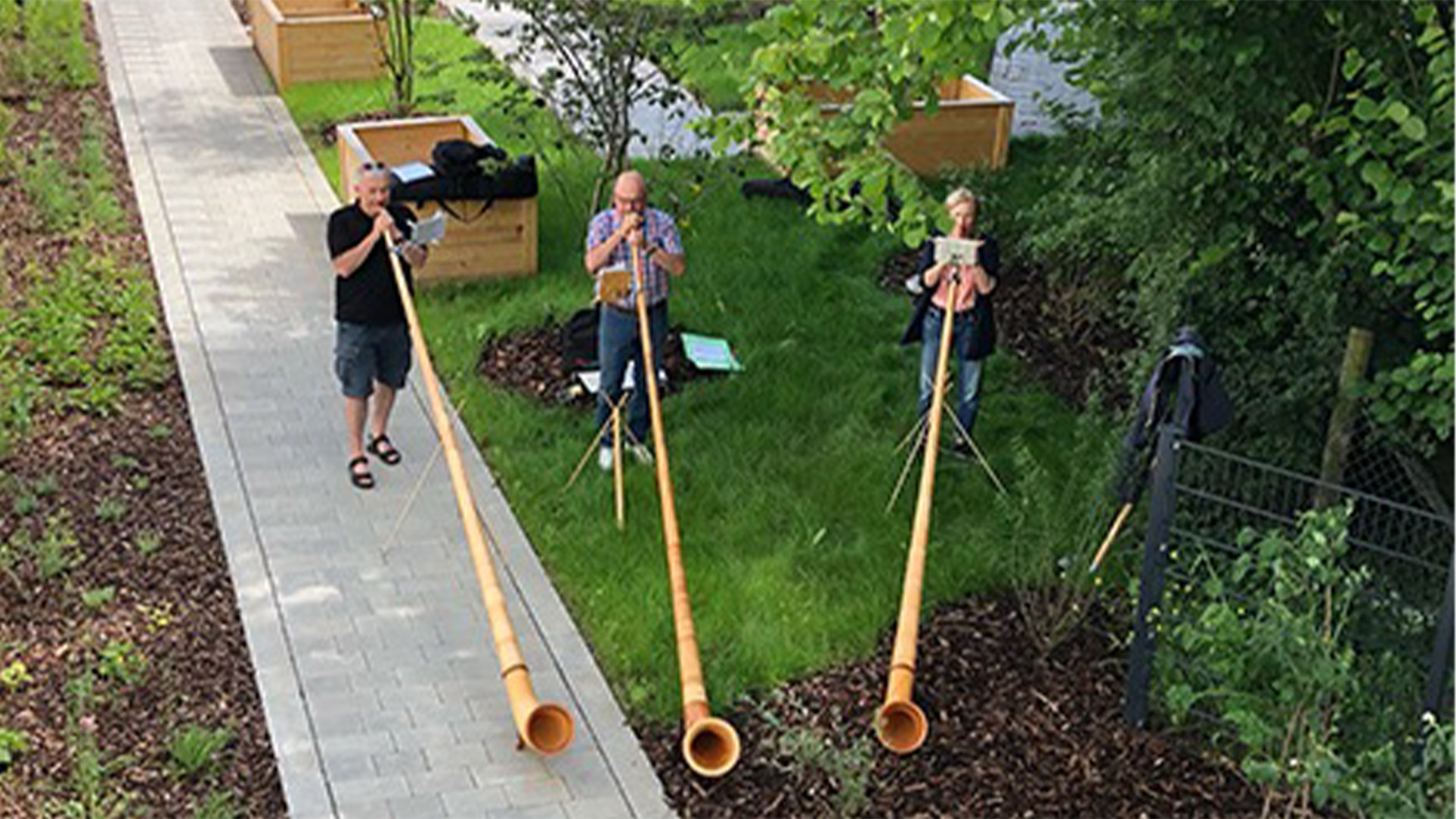 Evdiak Bild von drei Personen, die Albhörner blasen